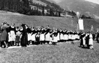 Dateiname=klein_Glockenweihe1946_ss105.jpg
Dateigröße=103KB
Abmessungen: 900x578
hinzugefügt am: 09. September 2009 klein_Glockenweihe1946_ss105.jpg